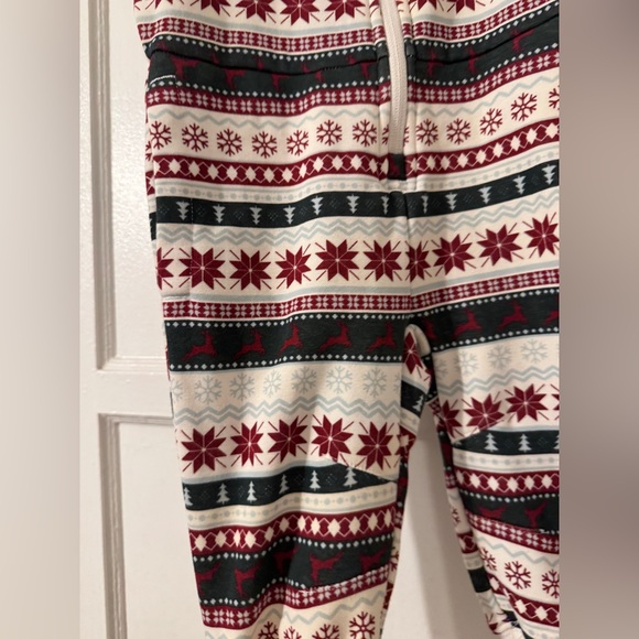 Fabletics Christmas The Kids Go-To Onesie Sz 2T - Picture 6 of 9